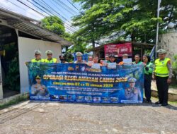 Sambil Bagikan Nasi Kotak, Kasat Lantas Pekalongan Edukasi Tukang Ojek Soal Keselamatan Lalin