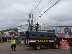 Respons Cepat Polsek Kajen Tangani Kabel WiFi Melintang di Depan Terminal
