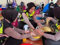 Puluhan Polwan Polres Pekalongan Turun ke Dapur Umum Bantu Korban Banjir