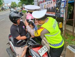 Aksi Simpatik di Tugu 0 KM Sibedug, Polisi dan Dishub Bagi-bagi Helm Gratis bagi Pengendara Tertib