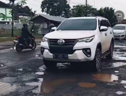 Pengguna Jalan Bojong–Kajen Keluhkan Jalan Berlubang, Titik Terparah di Depan Balai Desa Gejlig