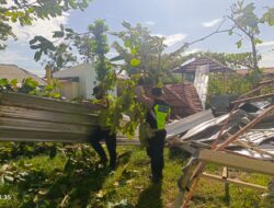 Polisi dan TNI Kerja Bakti Bantu Warga Terdampak Puting Beliung di Wonopringgo