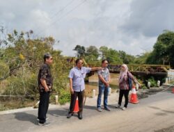 Wakil Ketua DPRD Kabupaten Pekalongan, Sumar Rosul, didampingi jajaran Bina Marga DPU Taru Kabupaten Pekalongan saat meninjau langsung lokasi tanah gerak di Desa Patianom,