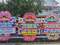 Tiga Karangan Bunga Apresiasi Dipasang di Depan Kantor Bupati Pekalongan untuk Dukung KPK