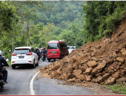 Material Longsor di Jalur Karanganyar–Lebakbarang Masih Tutupi Separuh Jalan, Warga Harap Penanganan Cepat Jelang Lebaran