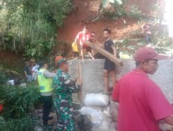 Sigap Bencana, Polsek Lebakbarang Cek Lokasi Longsor yang Menimpa Pemukiman Warga