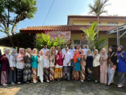 Puskesmas Karanganyar Rayakan Hari Kartini dengan Upacara Berpakaian Adat Jawa