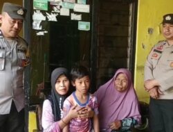 Patroli Dialogis di Ambokembang, Polsek Kedungwuni Ingatkan Anak-Anak Bahaya Petasan dan Balon Udara