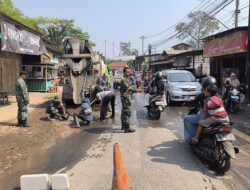 Peringati Hari Bhayangkara ke-80, Polri, TNI dan Warga Gotong Royong Tambal Jalan Berlubang di Sragi dan Kedungwuni