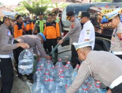 Atasi Krisis Air di Musim Kemarau, Polres Pekalongan Salurkan Bantuan Air Bersih untuk Warga Desa Brondong