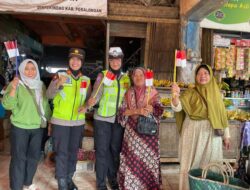 Polres Pekalongan Bagikan Ribuan Bendera Merah Putih, Semarakkan kemerdekaan  Bangsa  Indonesia ke-81