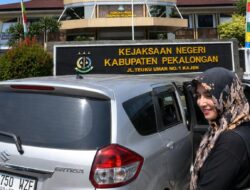 Hari Kedua Pemeriksaan Puluhan Debitur Bank BKK, Seorang Perempuan Keluar dari Gedung Kejari Kabupaten Pekalongan