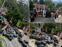 Truk Bermuatan Getah Pinus Terguling di Jalan Cembang Lebakbarang, Diduga Tak Kuat Menanjak