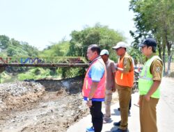 Kawal Kualitas Pembangunan Turap dan Jalan, Plt. Bupati Sukirman Turun Langsung ke Lapangan