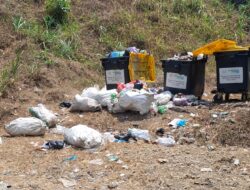 Sampah Berserakan di Pinggir Jalan Dekat Kawasan Pendidikan SD Bantarkulon, Bau Menyengat Ganggu Pengguna Jalan