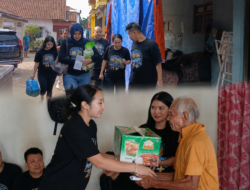 Tergerak Kisah Mbah Dayat dan Mbah Darmi, Komunitas OBONATO Padel Pekalongan Berikan Santunan