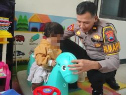 Sentuhan Hangat Polisi Pekalongan, Ipda Purwanto Telaten Momong Anak Pemohon Surat Kehilangan