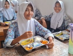 Uji Coba MBG Sistem Prasmanan di SMPN 2 Karanganyar, Siswa Antusias Menyantap Makanan Hangat