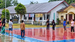Diguyur Hujan Deras, Anak-anak Lebakbarang Tetap Semangat Latihan Bola Voli