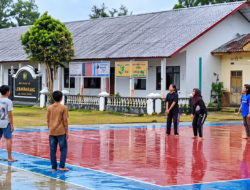Diguyur Hujan Deras, Anak-anak Lebakbarang Tetap Semangat Latihan Bola Voli
